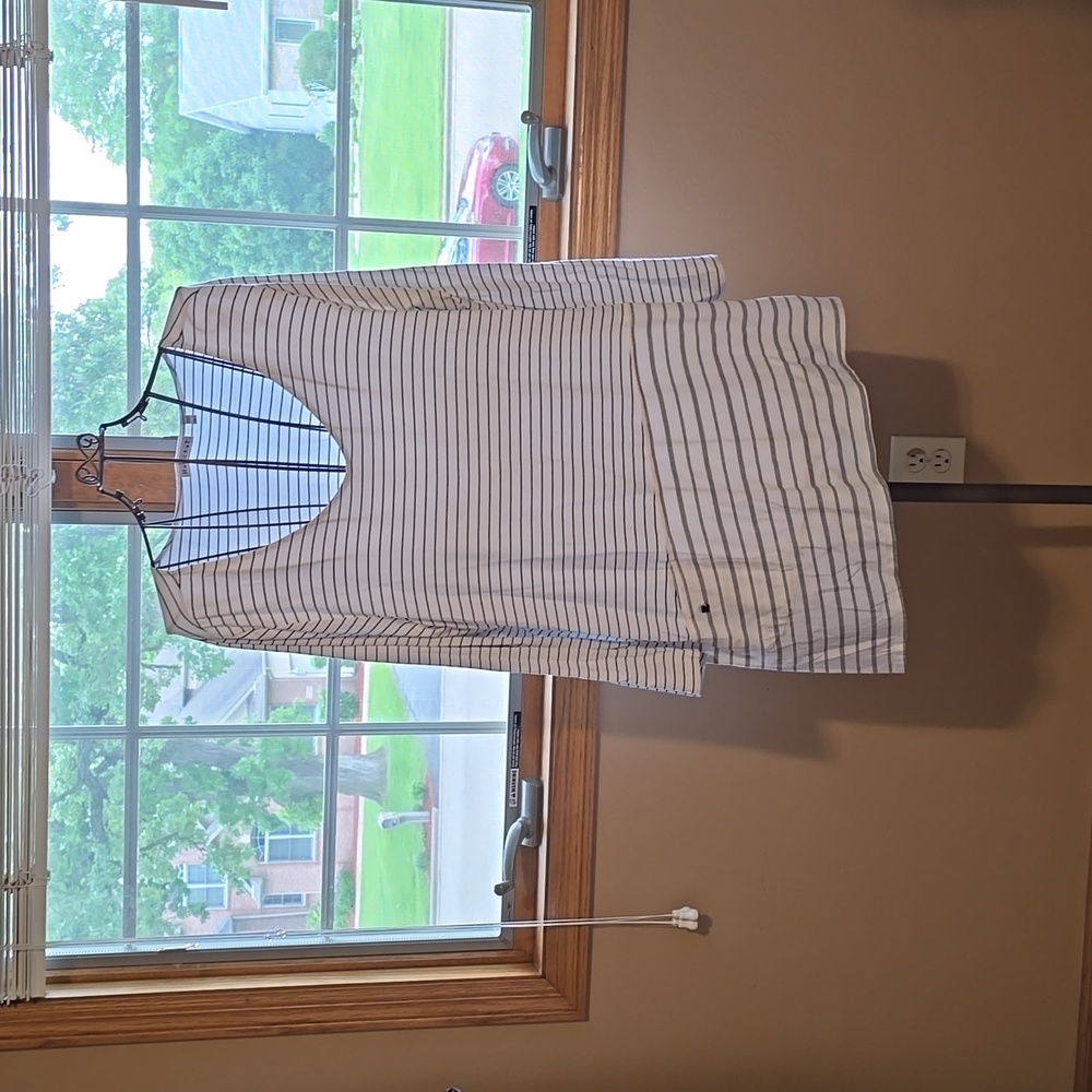 Asymmetrical lightweight T-Shirt. Fits like a 1X
